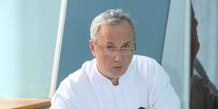 Chirurg cercetat pentru purtare abuzivă după ce a înțepat un coleg cu electrocauterul scos din plaga unei paciente cu hepatită. Este soțul consiliere prezidențiale