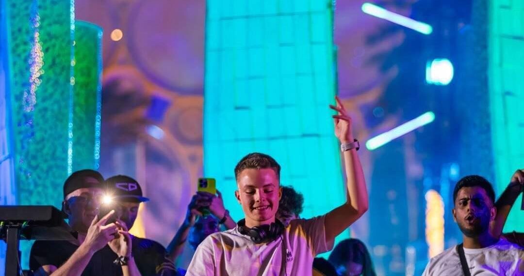 Puștiul de 17 ani din Oradea care a mixat la Untold Dubai.Raul este elev la Liceul Internațional Agora din Oradea