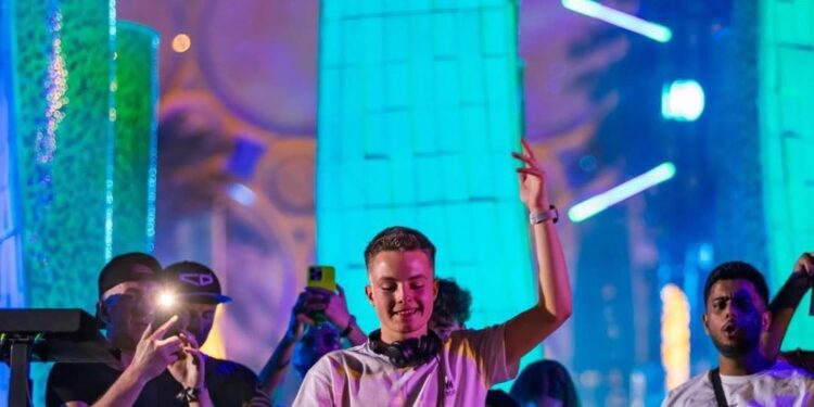 Puștiul de 17 ani din Oradea care a mixat la Untold Dubai.Raul este elev la Liceul Internațional Agora din Oradea
