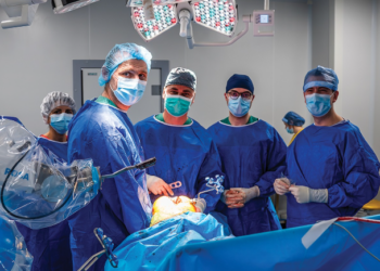 Primele intervenții chirurgicale de protezare de genunchi asistate de robotul Rosa la Oradea