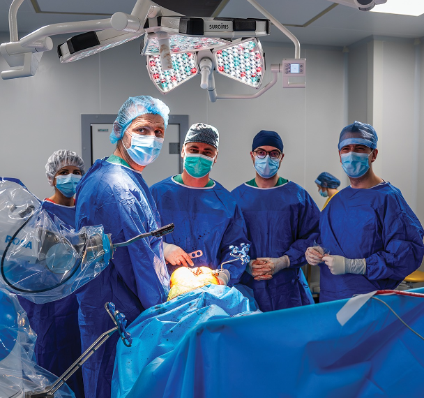 Primele intervenții chirurgicale de protezare de genunchi asistate de robotul Rosa la Oradea