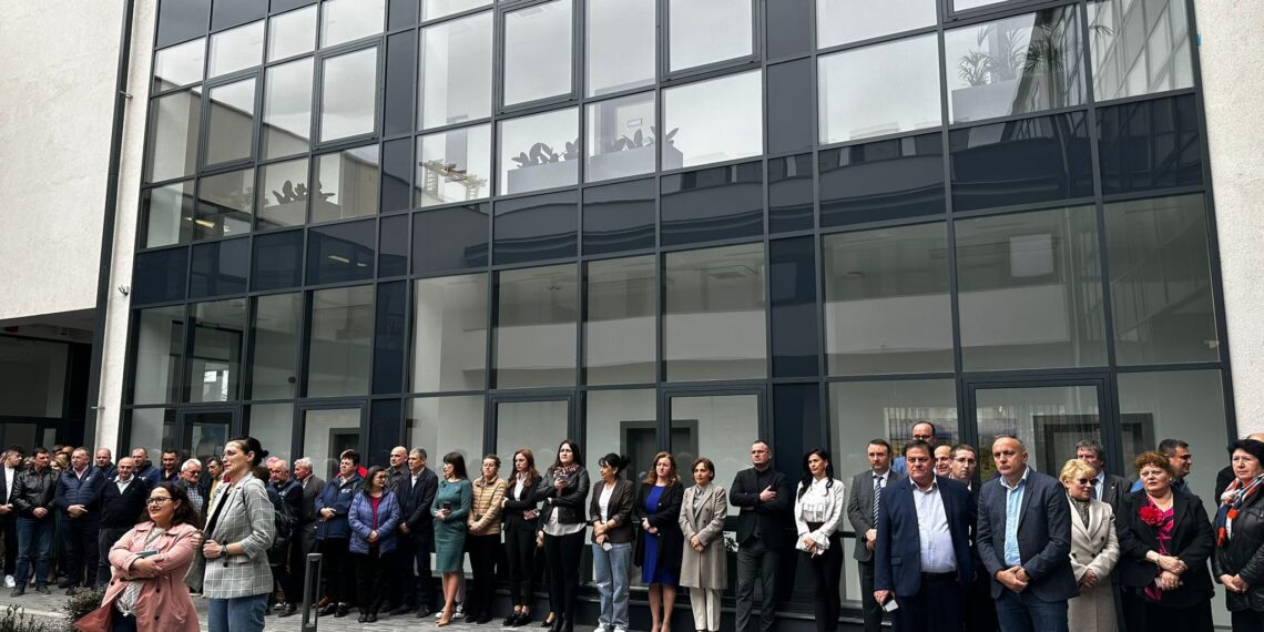 Noul sediu de 5,3 milioane de euro a celor de la Ape Crișuri are și un buncăr de 500 persoane. Ce veste a dat prefectul Țiplea