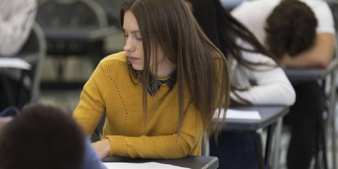 Emoții pentru elevii claselor a XII-a. Începe simularea la Bac