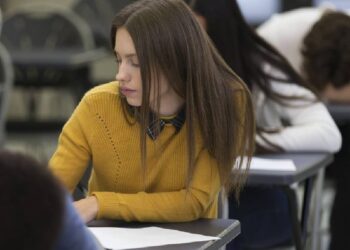 Emoții pentru elevii claselor a XII-a. Începe simularea la Bac