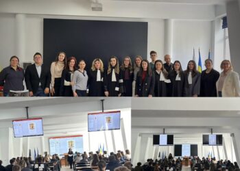 Sala de curs a Facultății de Drept din Oradea a devenit sală de judecată pentru elevii din Bihor