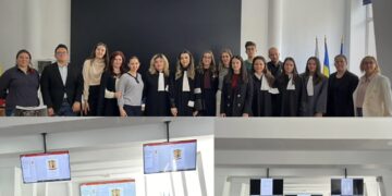 Sala de curs a Facultății de Drept din Oradea a devenit sală de judecată  pentru elevii din Bihor