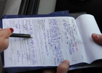 Plângerea împotriva procesului-verbal de constatare a contravenției trebuie și motivată în termenul de 15 zile de la data înmânării sau comunicării procesului-verbal de contravenție, fiind supusă procedurii de regularizare a cererii de chemare în judecată