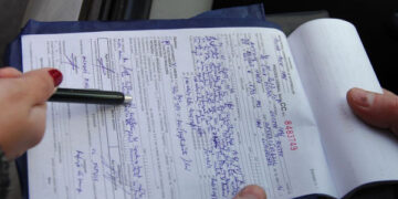 Plângerea împotriva procesului-verbal de constatare a contravenției trebuie și motivată în termenul de 15 zile de la data înmânării sau comunicării procesului-verbal de contravenție, fiind supusă procedurii de regularizare a cererii de chemare în judecată