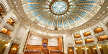 Senatul a votat proiectul legislativ prin care fugarii vor fi obligați să suporte cheltuielile de aducere în țară