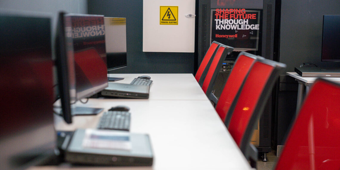 Noi dotări pentru Facultatea de Inginerie Electrică și Tehnologia Informației