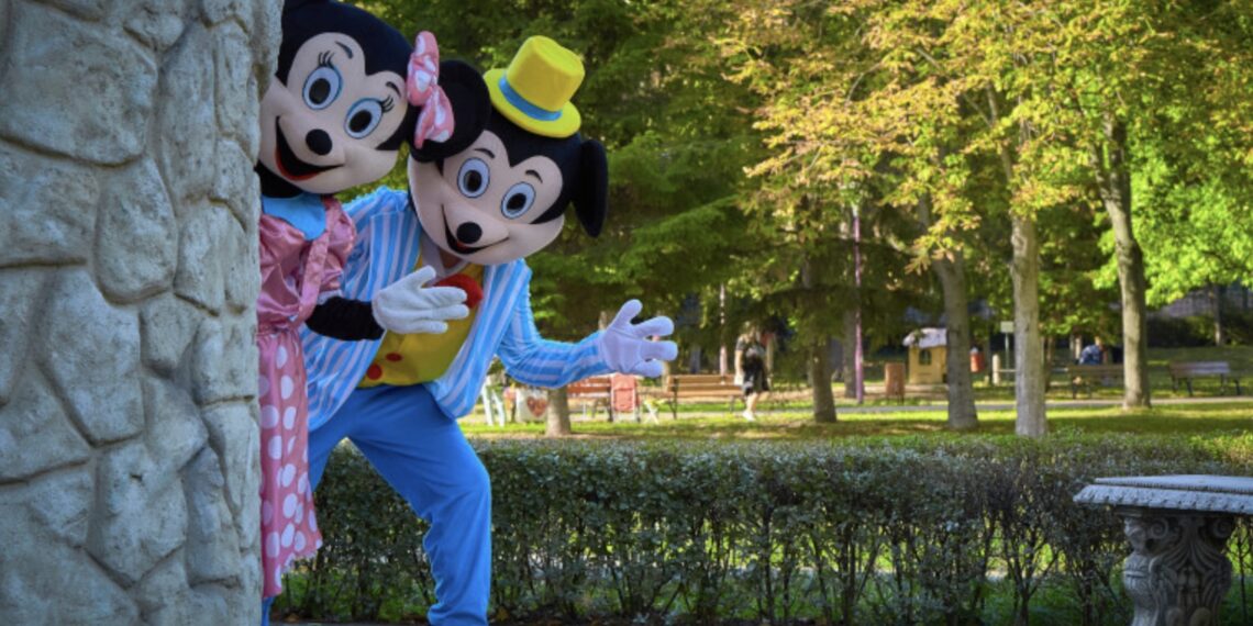 Români deghizați în Mickey și Minnie Mouse prinși la furat în Italia