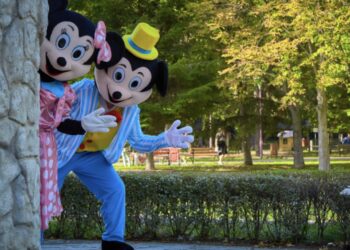 Români deghizați în Mickey și Minnie Mouse prinși la furat în Italia