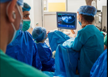 Operație în premieră regională la Oradea. Au avut suportul medicului care a învățat de  la inventatoarea metodei, dr. Victoria Rey în Sevilla