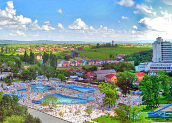 Cum a ajuns Băile Felix să atragă mai mulți turiști decât Mamaia. Vicepreşedintele Asociaţiei Naţionale a Agenţiilor de Turism:Pentru minivacanţa de 1 Mai şi Paşte cea mai vândută staţiune este Băile Felix