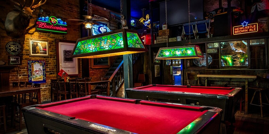 Bărbatul care a făcut sex cu o femeie pe o masă de biliard dintr-un bar din Buntești scapă de pușcărie. S-ar fi amuzat pe tot timpul audierilor