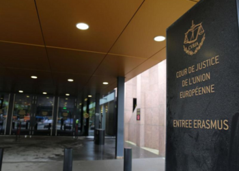 Retragerea, pe baza unor informații clasificate, a permisului de ședere al resortisantului care crește un copil cetățean al UE trebuie să poată face obiectul unei căi de atac efective