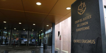 Retragerea, pe baza unor informații clasificate, a permisului de ședere al resortisantului care crește un copil cetățean al UE trebuie să poată face obiectul unei căi de atac efective