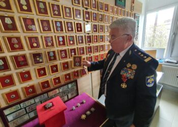 Colonelul care a intrat de două ori în Cartea Recordurilor își etalează la Oradea colecția de monede de aur și argint