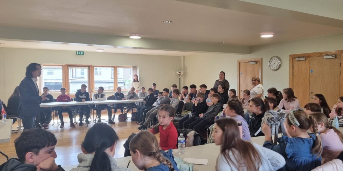 Fostul judecător Cristi Danileț, educație juridică cu copiii românilor din Londra. Micuții i-au cerut să le povestească despre cazurile în care au fost implicați copii