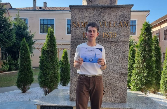 Pasionat, ambițios, perseverent, inteligent. Vulcanistul David Hora, a treia calificare la etapa națională a Olimpiadei de Limba franceză. El studiază mate-info intensiv