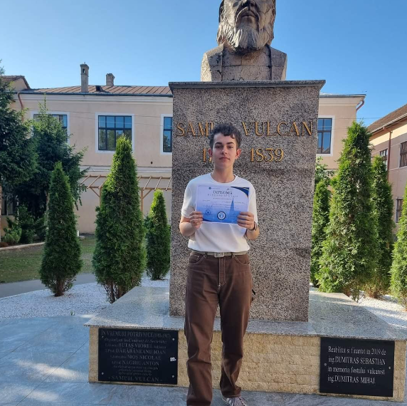 Pasionat, ambițios, perseverent, inteligent. Vulcanistul David Hora, a treia calificare la etapa națională a Olimpiadei de Limba franceză. El studiază mate-info intensiv