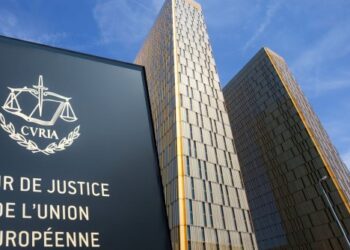 Soluționarea, în cauzele penale, a recursului împotriva încheierii prin care instanța se pronunță asupra suspendării judecății ca urmare a sesizării CJUE se realizează „fără citarea părților” este neconstituțională