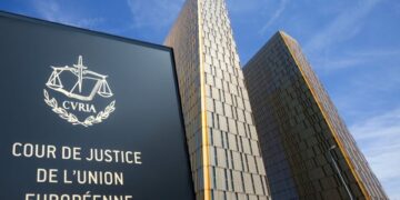 Soluționarea, în cauzele penale, a recursului împotriva încheierii prin care instanța se pronunță asupra suspendării judecății ca urmare a sesizării CJUE se realizează „fără citarea părților” este neconstituțională