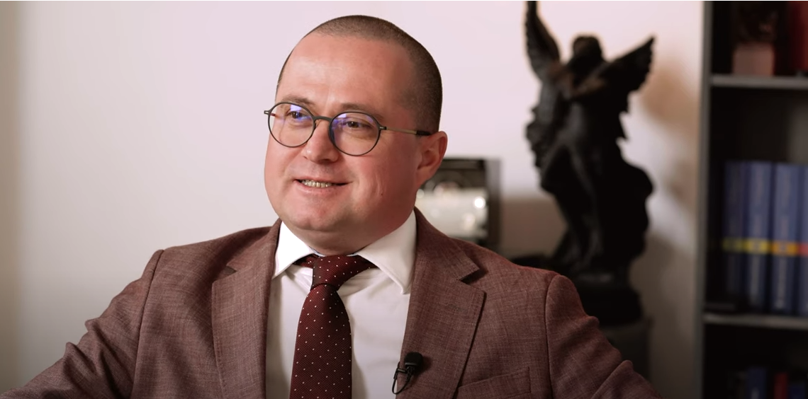 În culisele avocaturii penale cu celebrul Răzvan Doseanu: De la stagiatură la succes. Există riscul ca avocatul să devină o țintă numai pentru că are un anumit client important