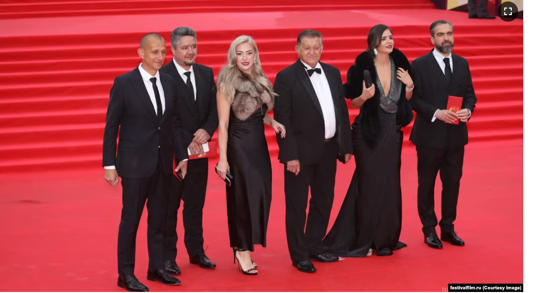 Regizorul-preot Mega: „Am slujit la Kremlin cu aprobarea patriarhului Kiril.Când slujesc în afara țării, sunt primit, întotdeauna, cu drag. Am slujit și în parohiile Patriarhiei Ecumenice, și în Patriarhia Alexandriei, și în Orthodox Church of America, în Grecia, în Cipru. Niciodată nu mi s-a cerut «binecuvântare» de la episcopul Oradiei. Sunt un preot cunoscut și merg acolo unde sunt invitat”