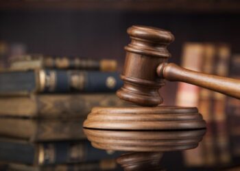 Recurs în interesul legii privind situația în care față de inculpat este pusă în mișcare acțiunea penală pentru săvârșirea unei infracțiuni pentru care este cercetat în stare de libertate, iar ulterior există suspiciunea rezonabilă că inculpatul a săvârșit cu intenție o nouă infracțiune sau pregătește săvârșirea unei noi infracțiuni