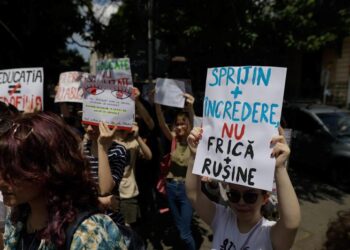 Consiliul Național al Elevilor cere candidaților la primării să-și asume, prin scrisori de angajament, că vor asigura transport gratuit pentru toți elevii
