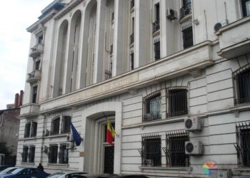 Constituționalitatea dezlegării dată chestiunilor de drept ce este obligatorie pentru instanța care a solicitat dezlegarea de la data pronunțării deciziei, iar pentru celelalte instanțe, de la data publicării deciziei în Monitorul Oficial