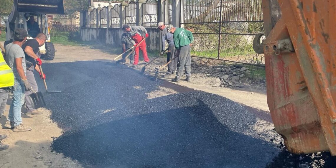 GALERIE. Se toarnă un nou strat de asfalt pe drumurile din Lugașu de Sus