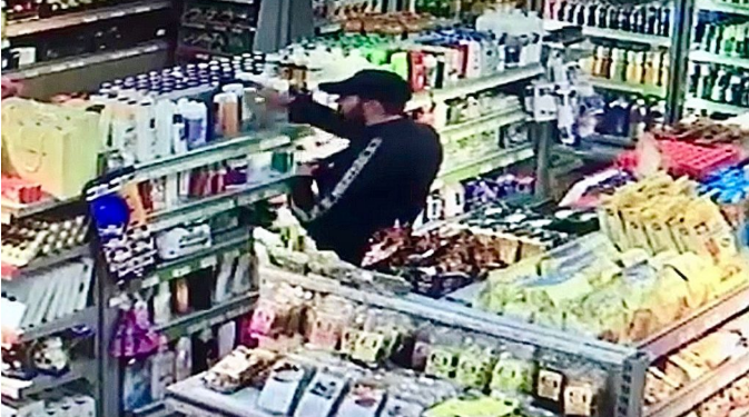 Un bărbat și-a expus organele genitale în magazinul unei stații Peco Oradea după ce a primit o provocare pe rețelele de socializare. Condamnat la 130 zile amendă