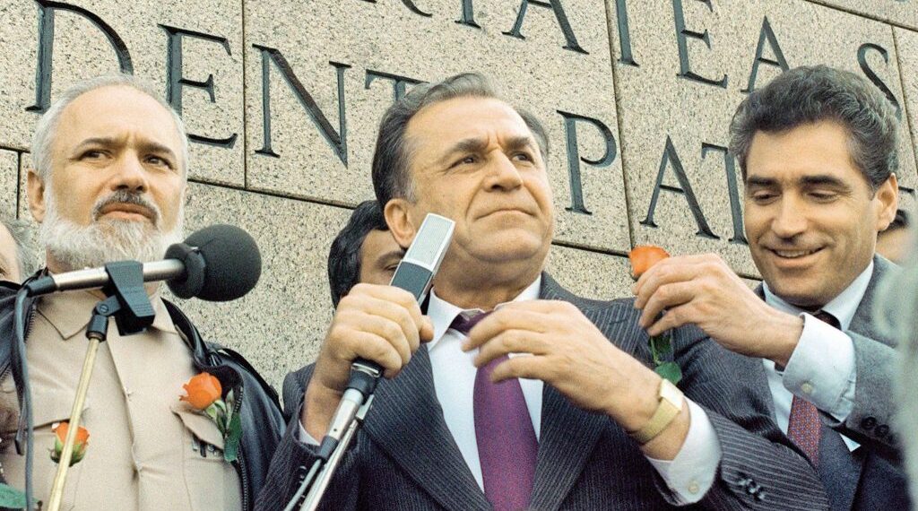 Președintele României a semnat cererile de urmărire penală a fostului prim-ministru Petre Roman și Gelu Voican Voiculescu pentru infracțiuni contra umanității