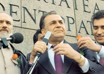 Președintele României a semnat cererile de urmărire penală a fostului prim-ministru Petre Roman și Gelu Voican Voiculescu pentru infracțiuni contra umanității