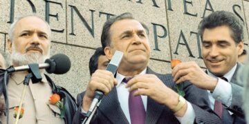 Președintele României a semnat cererile de urmărire penală a fostului prim-ministru Petre Roman și Gelu Voican Voiculescu pentru infracțiuni contra umanității