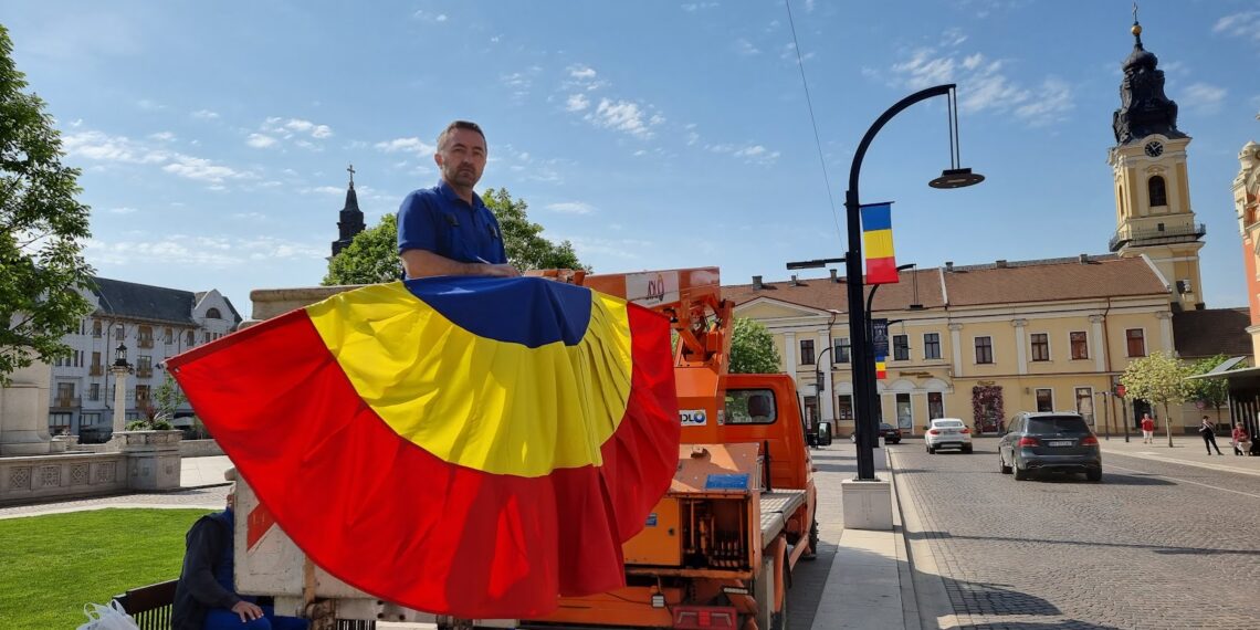 130 de cocarde,  peste 300 metri liniari de șiraguri de ghirlande tricolore și peste 100 de steaguri dau culoare orașului în preajma sărbătorii de 20 aprilie. Programul evenimentului