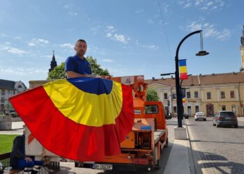 130 de cocarde, peste 300 metri liniari de șiraguri de ghirlande tricolore și peste 100 de steaguri dau culoare orașului în preajma sărbătorii de 20 aprilie. Programul evenimentului