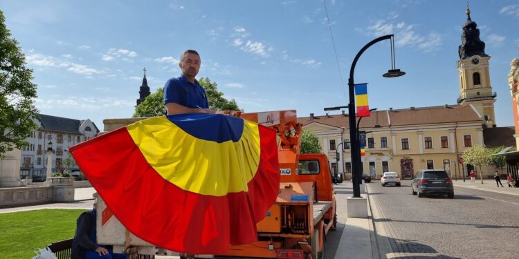 130 de cocarde,  peste 300 metri liniari de șiraguri de ghirlande tricolore și peste 100 de steaguri dau culoare orașului în preajma sărbătorii de 20 aprilie. Programul evenimentului