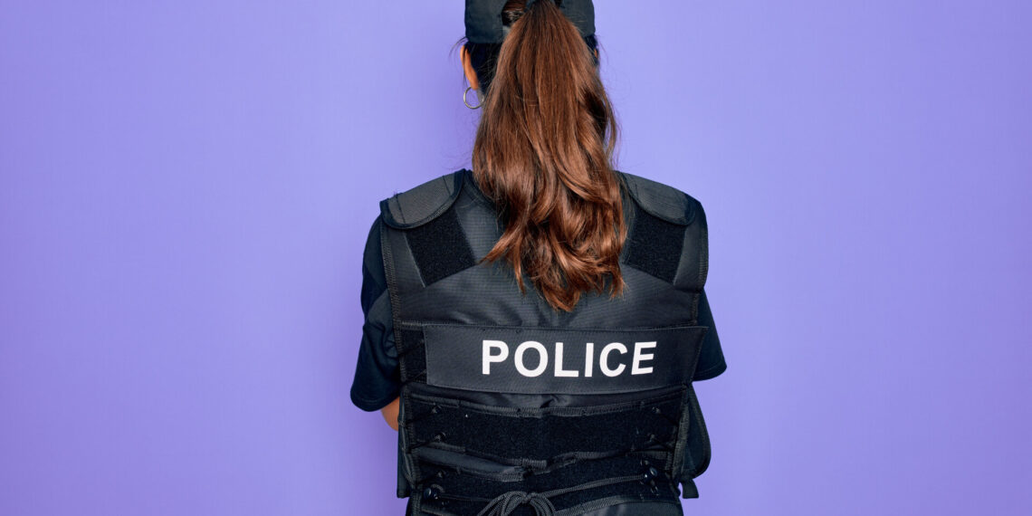 Bărbatul care a lovit o polițistă cu piciorul în față într-un bar din Haieu va fi judecat