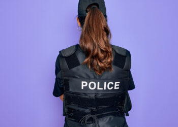 Bărbatul care a lovit o polițistă cu piciorul în față într-un bar din Haieu va fi judecat