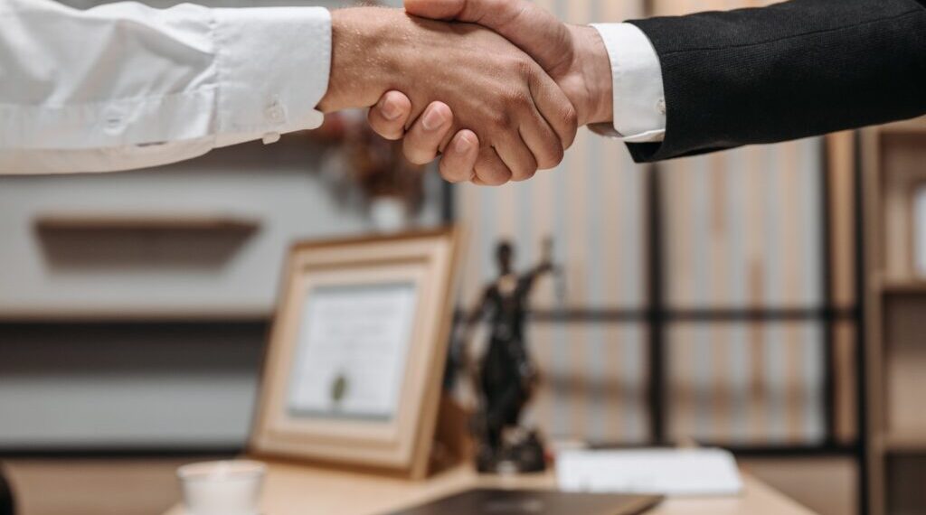 ÎCCJ a decis: reprezentarea juridică se poate realiza de către consilieri juridici independent de înscrierea acestora în Tabloul profesional