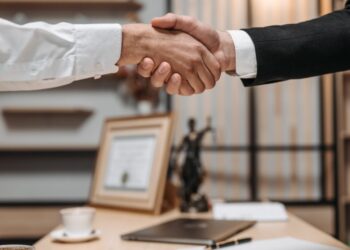 ÎCCJ a decis: reprezentarea juridică se poate realiza de către consilieri juridici independent de înscrierea acestora în Tabloul profesional