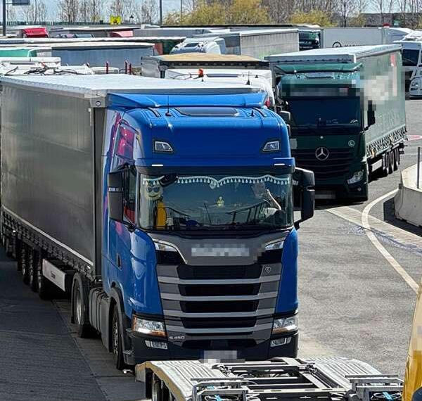 Timp de aşteptare ridicat, la ieşirea din România, după restricțiile de la frontiera cu Ungaria