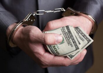 Bărbat reținut după ce ar fi pretins zeci de mii de euro de la o persoană cercetată pentru tentativă de omor