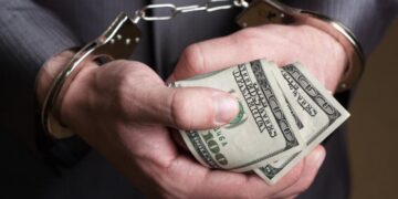 Bărbat reținut după ce ar fi pretins zeci de mii de euro de la o persoană cercetată pentru tentativă de omor