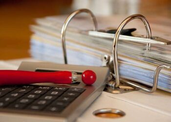 Punerea în întârziere considerată că operează de drept în ipoteza unor drepturi salariale neacordate de către angajator şi pe care nu le-a avut în vedere, dar pe care le recunoaşte înainte de primul termen de judecată | Practică neunitară