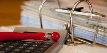 Punerea în întârziere considerată că operează de drept în ipoteza unor drepturi salariale neacordate de către angajator şi pe care nu le-a avut în vedere, dar pe care le recunoaşte înainte de primul termen de judecată | Practică neunitară