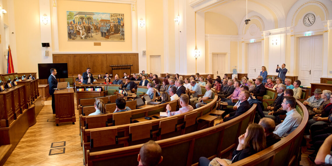 Bihorul va avea o hartă interactivă a producătorilor. Cristian Buzlea: „Harta animată va permite consumatorilor cu un singur click să identifice fermierii din anumite zone și chiar să facă un tur virtual în fermă deoarece aici vor fi încărcate fotografii și filmulețe din fermă care să îi convingă asupra faptului că produsele sunt autentice”